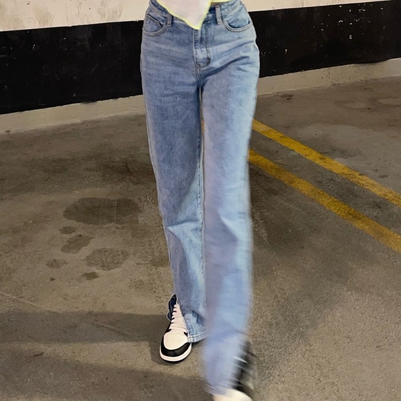 Light washed jeans with slit at the bottom of jeans - Picture 5 of 5